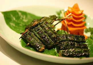 Đến Việt Nam thưởng thức món bò nướng lá lốt